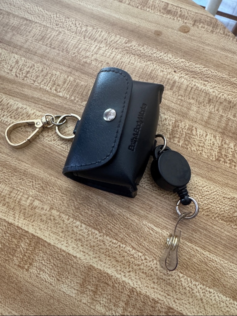 Black Leather Apple iPod case with Retractable Reel